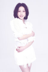 组图：张俪纯色写真秀无瑕美肌 空灵演绎白色恋人