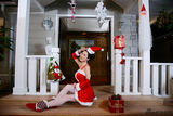 组图：芙蓉姐姐圣诞写真装嫩卖萌 大摆清纯造型