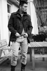 组图：邵兵登封面展笑容剖心声 好角色缘于体验