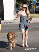 组图：阿曼达-塞弗里德短裤出街 雪白长腿魅惑