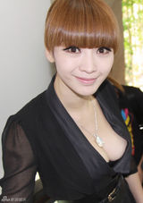 组图：柳岩透视装上演黑色诱惑 薄纱裙大秀美腿