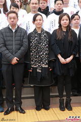 组图：刘家良遗孀为夫上位 谈追讨分红激动落泪