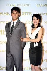 幻灯：陶晶莹与老公首度亲密代言 不忘为小S叫屈