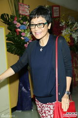 组图：李宗盛桃红衬衫开唱 称林忆莲唱得更好