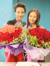 组图：殷叶子《棋逢对手》片场庆生