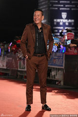 组图：金钟视帝候选人龙劭华棕色西装亮相