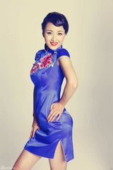 组图：黄曼演绎复古大片 优雅旗袍展东方神韵