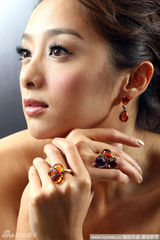 幻灯图集：2010珠宝新品发布 童怡祯秀美饰 