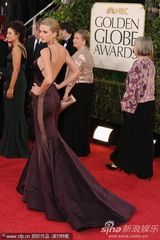 组图：泰勒斯威夫特鱼尾裙露背装亮相 盘发优雅