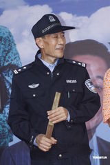 组图：李雪健敬业不惧炎热  民警制服不离身