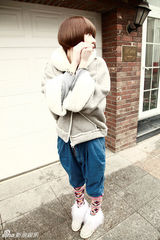 组图：徐粲金街拍LOOK背带裤搭老虎图案毛衣