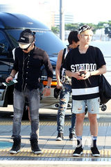 组图：韩团SHINee清凉潮装现身机场赴新