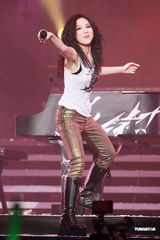 组图：G.E.M.红馆演唱会落幕 方大同助阵尾场