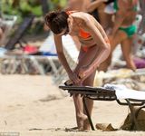 组图：伊娃海滩度假比基尼露肚腩 当众宽衣解带