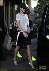 组图：蕾哈娜透视装坦胸露点 性感装束博眼球