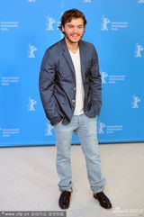 组图：《雪崩王子》发布 主演勾肩搭背哥俩好