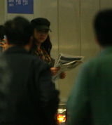 组图：汤唯返京现身机场 风衣仔裤有文青范儿