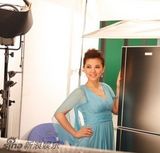 组图：李湘穿浅蓝裙代言 瘦身成功吸金能力增强