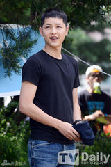 组图：韩星宋仲基入伍短发帅气 将服现役21个月