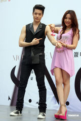 组图：周汤豪露胸答谢歌迷 廖晓乔贴心按摩