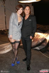 组图：张智霖为自己导MV 蔡一杰伍咏薇现场搞怪