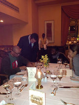 组图：梁静管虎喂大象赏夕阳 三只犀牛踱步而来