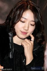 组图：韩星朴信惠举办粉丝签名会笑容满面十足亲和