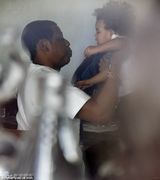 组图：碧昂斯一家现身巴黎 老公与爱女穿亲子装