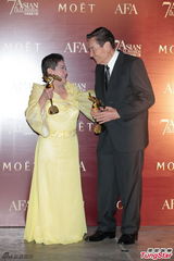 组图：亚洲电影大奖影帝影后捧奖杯合影