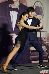 组图：胡夏帅气亮相记者会 现场大跳探戈