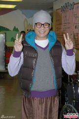 组图：欧阳震华出院流泪谢老婆 称病发无关酒精