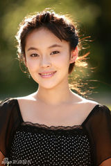 幻灯图：张佳宁清纯写真曝光 沿袭甜美“媳妇”路