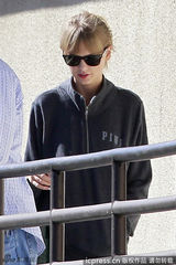 组图：斯威夫特黑外套出街 墨镜遮面举止低调