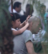 幻灯图：胡军女儿生活照曝光 调皮可爱和爸爸撒娇