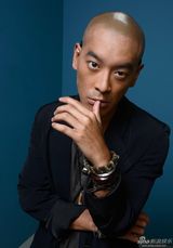 组图：《僵尸》导演麦浚龙拍写真眼神嚣张