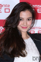 组图：baby俏丽赴韩会金秀贤 嘟嘴甜笑抛媚眼