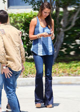 组图：杰西卡-阿尔芭街拍 条纹上衣搭牛仔裤