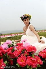 组图：石小群化身希腊女神 将浪漫与自然融为一体