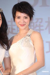 组图：李心洁白色礼服亮相结婚2年开启造人大计