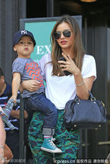 组图：米兰达深V抱子出街 小帅哥戴棒球帽萌翻