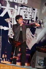 组图：谭咏麟新碟发布会进大学校园办派对