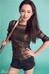 组图：童菲杂志大片秀身姿小露蛮腰