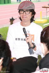 组图：黄子华许志安登慈善活动 将邀请郑秀文