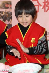 组图：小小彬一家五口关怀独居老人现场温馨