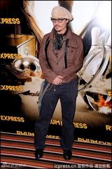 组图：约翰尼-德普亮相新片记者会 女主角花枝招展