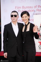 组图：冯小刚好莱坞留手印 长女亮相为父捧场