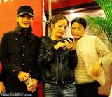 组图：赵薇与恩师玩微博 见同窗与黄晓明“咬耳朵”