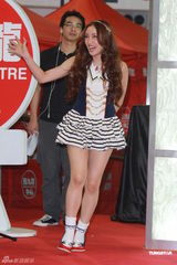 高清组图：AKB48三成员抵港宣传 签名会下场做评委