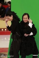 组图：草蜢主持《华丽明星赛》 明星搞笑配合