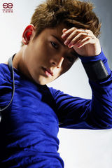 组图：陈翔新专辑海报曝光 蓝色针织衫显成熟